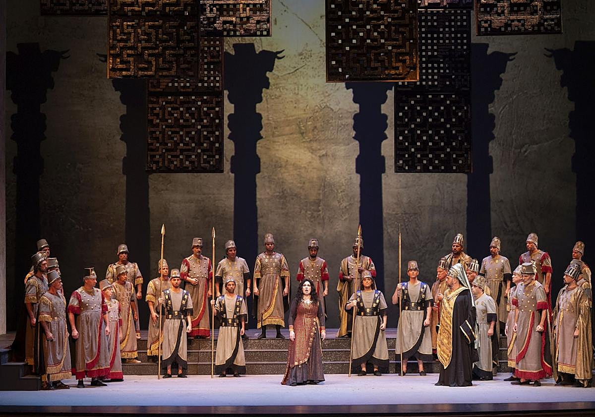 Imagen principal - Distintos momentos del ensayo general de 'Nabucco'.