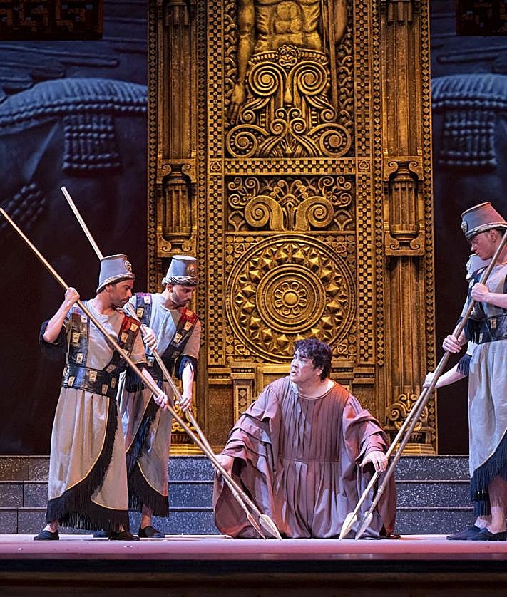 Imagen secundaria 2 - Distintos momentos del ensayo general de 'Nabucco'.