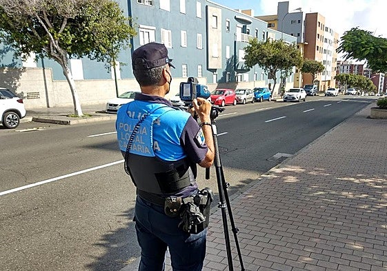 Un agente prueba el nuevo radar láser en la avenida de Juan Carlos I.