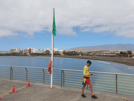 La Policía Local de Telde realizó un nuevo barrido de la playa de Melenara este lunes.