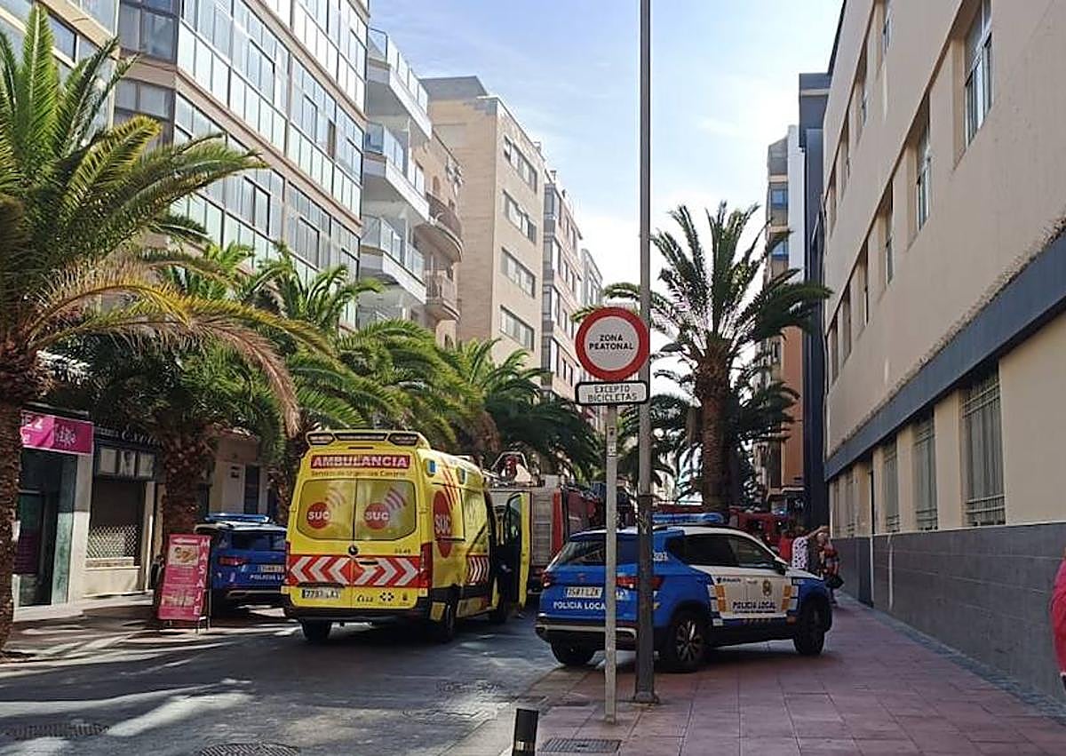 Imagen secundaria 1 - Ambulancia y Policía Local en el lugar.