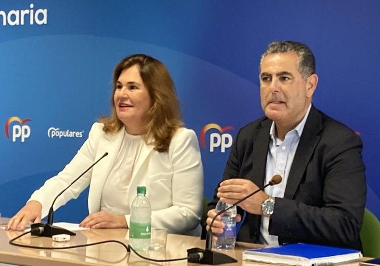 Jimena Delgado e Ignacio Guerra, este lunes, durante la rueda de prensa celebrada en la sede de los populares en la capital grancanaria.