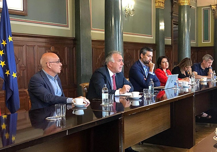 Ángel Víctor Torres durante el encuentro en la Delegación del Gobierno este lunes.