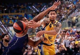 AJ Slaughter da un pase en el encuentro ante el Valencia en el Arena.