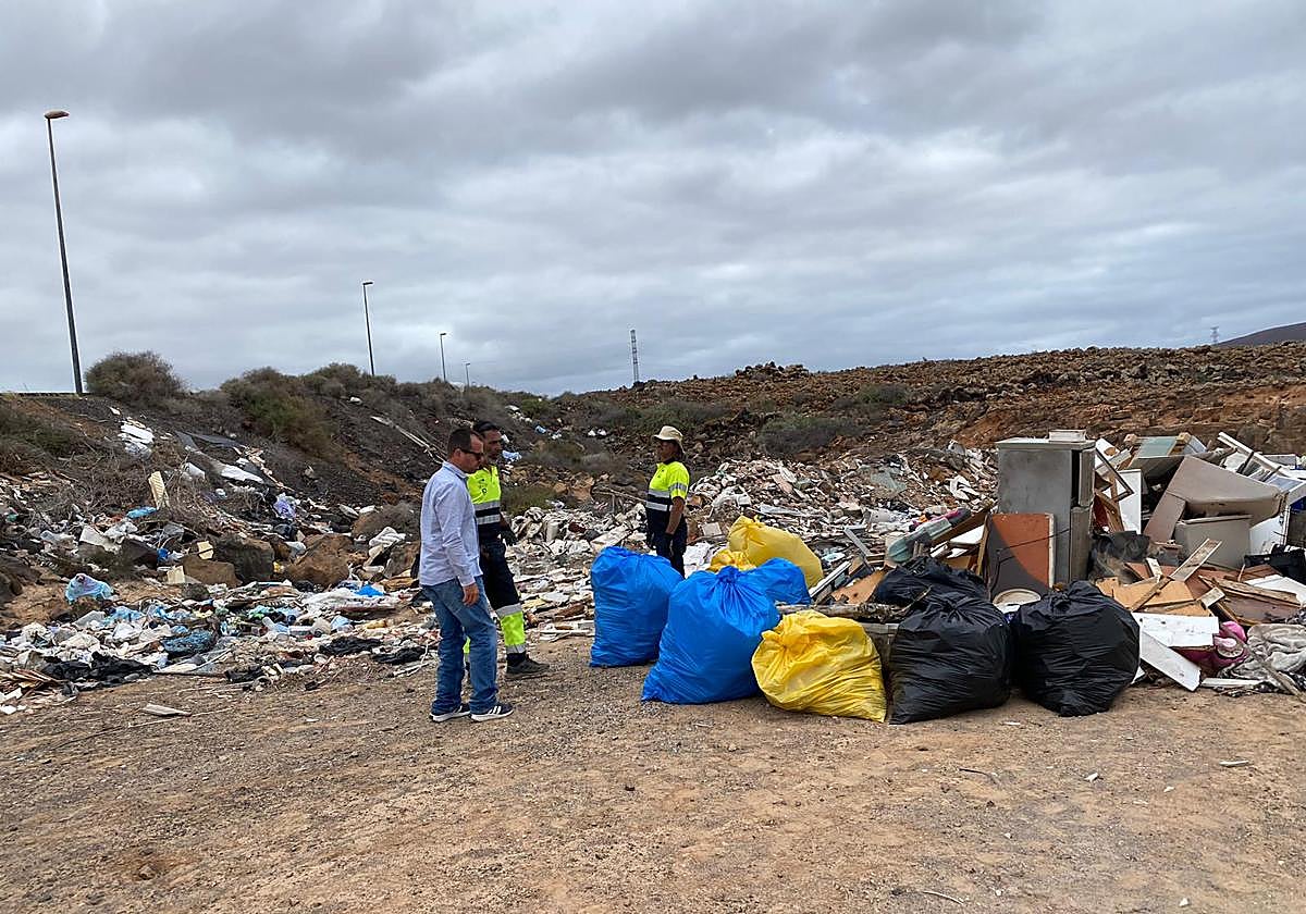 David Fajardo, concejal de Medio Ambiente, en un terreno usado como basurero ilegal donde han depositado electrodomésticos, muebles y otros residuos.