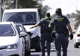 Agentes de la Guardia Civil en un control de vehículos.