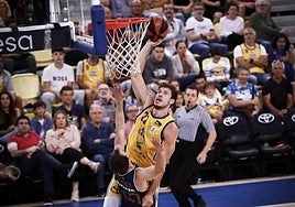 Ethan Happ anota en el partido contra el Valencia en el Arena.