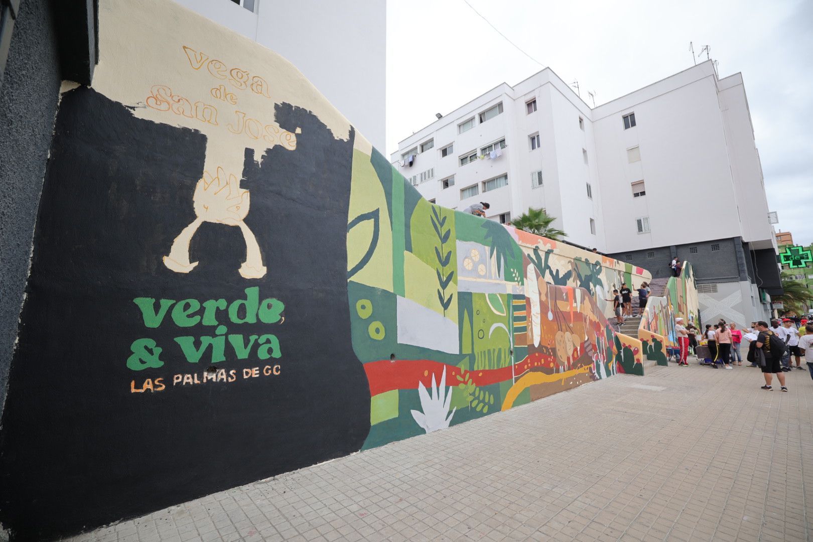 Los vecinos del barrio de la Vega de San José se vuelcan en su mural
