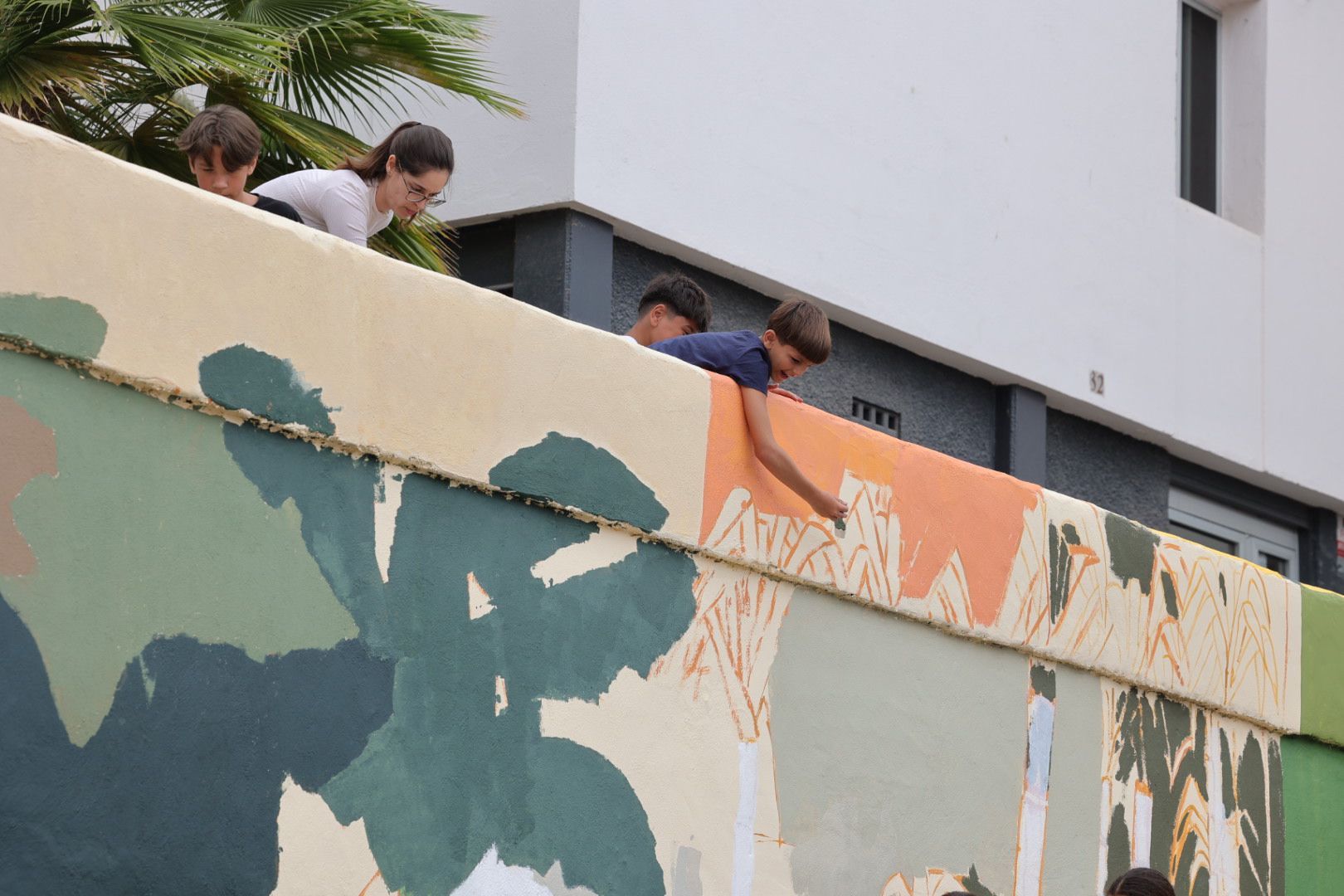 Los vecinos del barrio de la Vega de San José se vuelcan en su mural