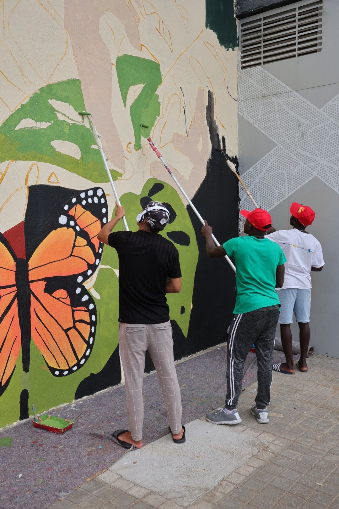 Los vecinos del barrio de la Vega de San José se vuelcan en su mural