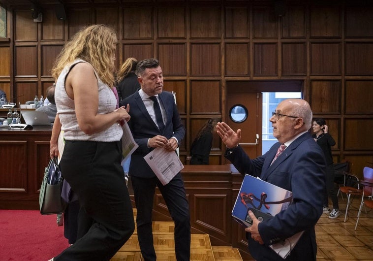 Teodoro Sosa, consejero de Presidencia, entre la titular de Política Social y el presidente del Cabildo.