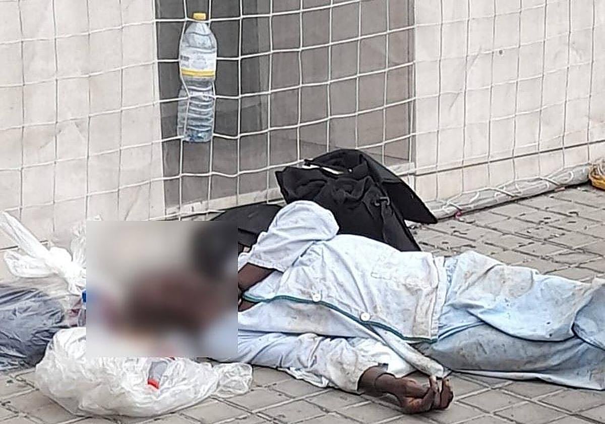 El paciente frente al Hospital Insular.