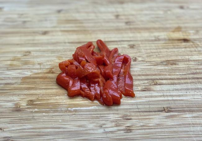 Cortamos el pimiento en tiras