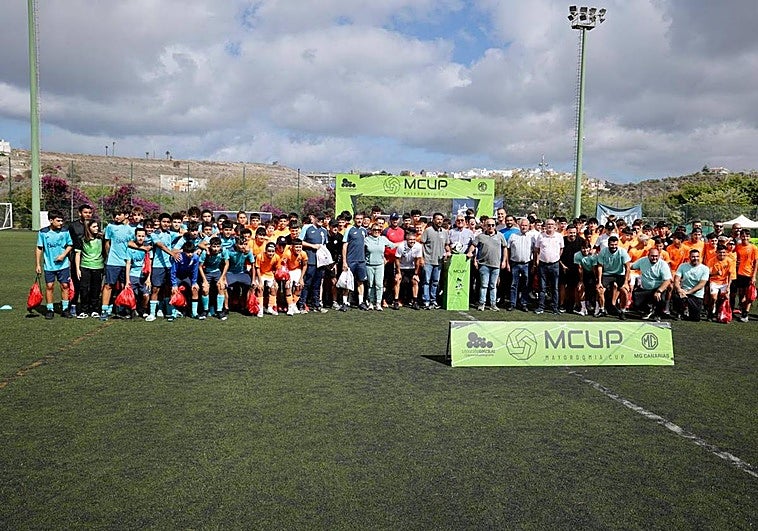 Foto de familia de equipos participantes y organizadores.