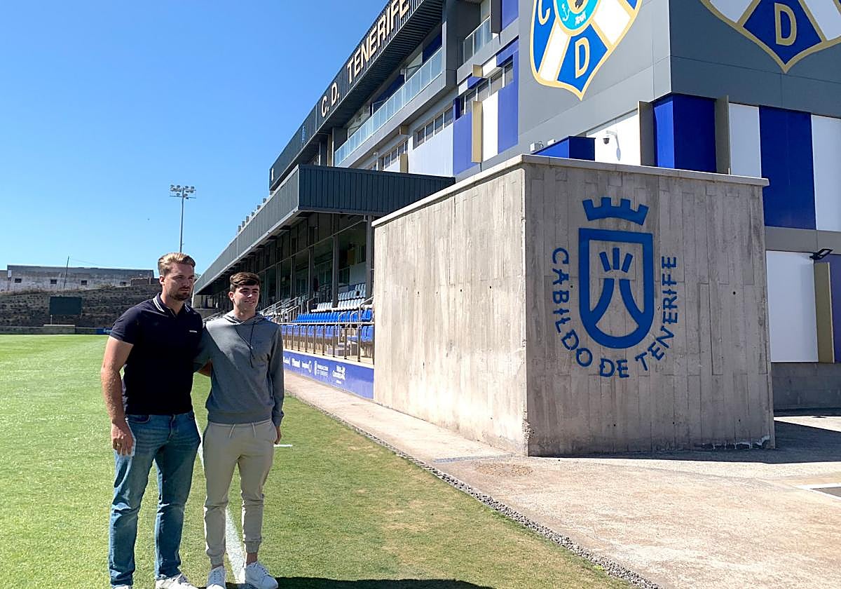 Kevin Peréz, izquierda junto a Alejandro Poch en la ciudad deportiva del Tenerife tras el acuerdo.