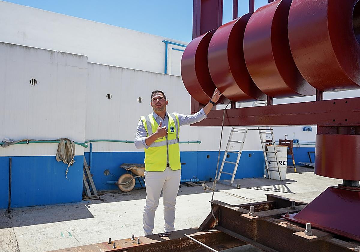 Jacobo Medina, junto al elemento que se está reparando.