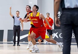 Santi Aldama y Miquel Salvó pugnan por un rebote en un entrenamiento.
