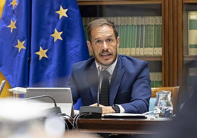 El consejero de Transición Ecológica y Energía, Mariano Hernández Zapata, en comisión parlamentaria.