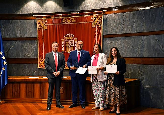 Adalberto de la Cruz (2º izda) con las representantes de los equipo de Adepsi y Plena Inclusión que comparten el premio.