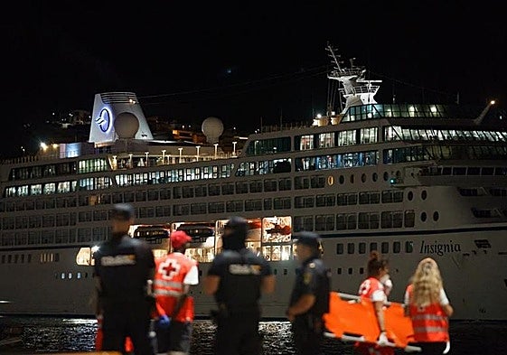 Llega a Tenerife el crucero que rescató a un cayuco con seis fallecidos