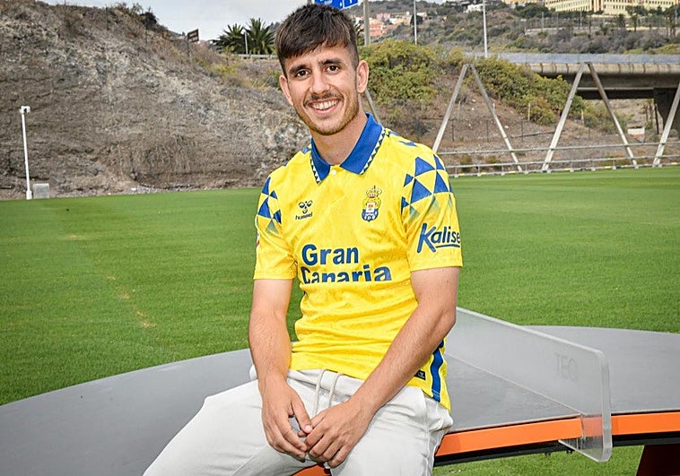 Miguel Ángel Ramírez (d) y Manu Fuster (i), con la camiseta del jugador.