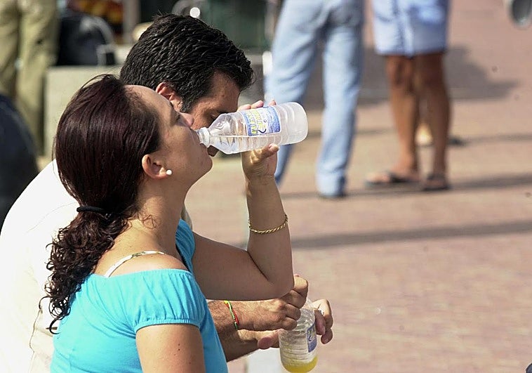 Una persona bebiendo agua en el paseo de Las Canteras.