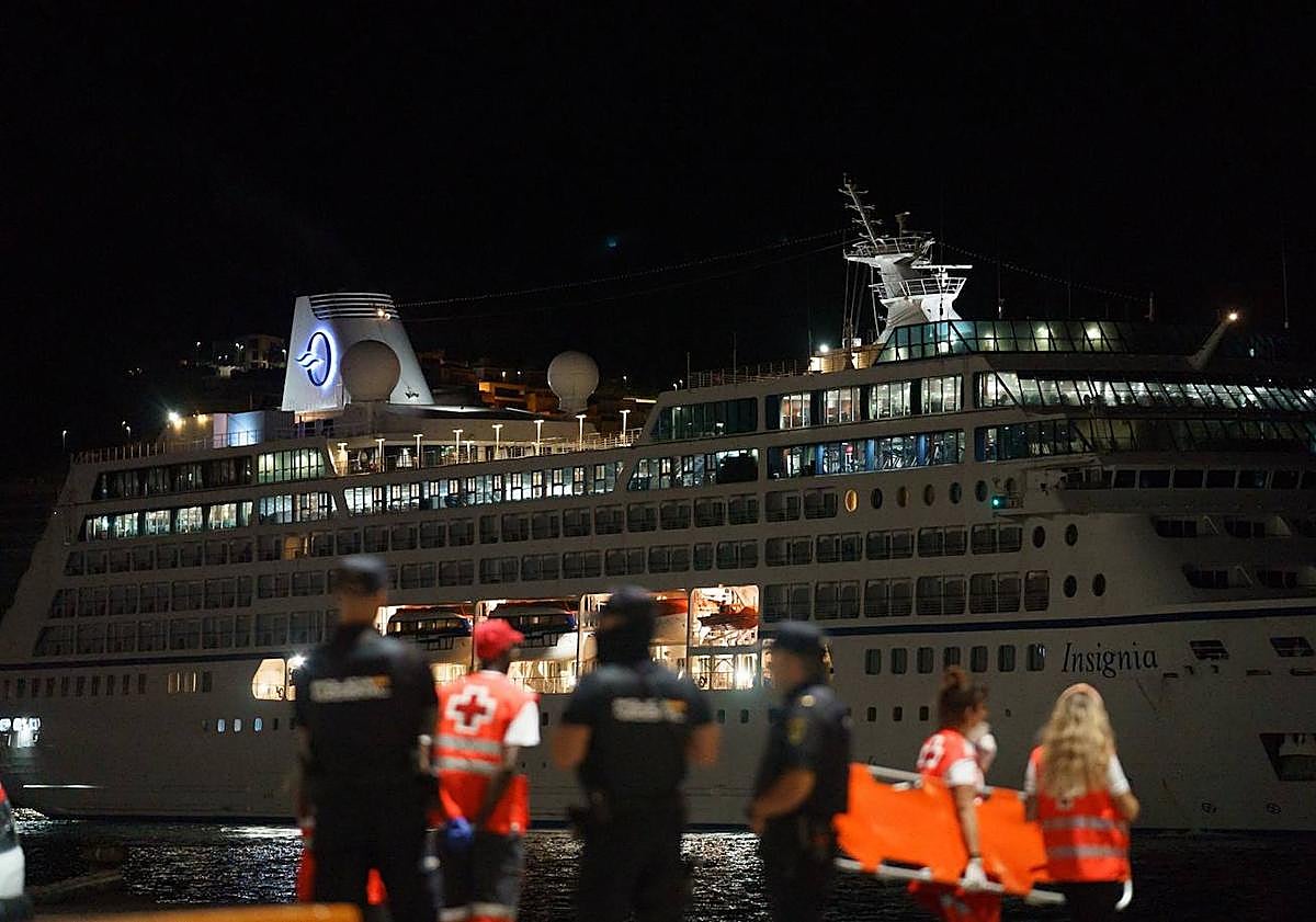 Imagen principal - Más de 30 personas murieron en el cayuco rescatado por el crucero tras 17 días a la deriva