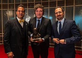 Javier Milei recibe el premio 'Juan de Mariana' de manos del rector de la Universidad de las Hespérides