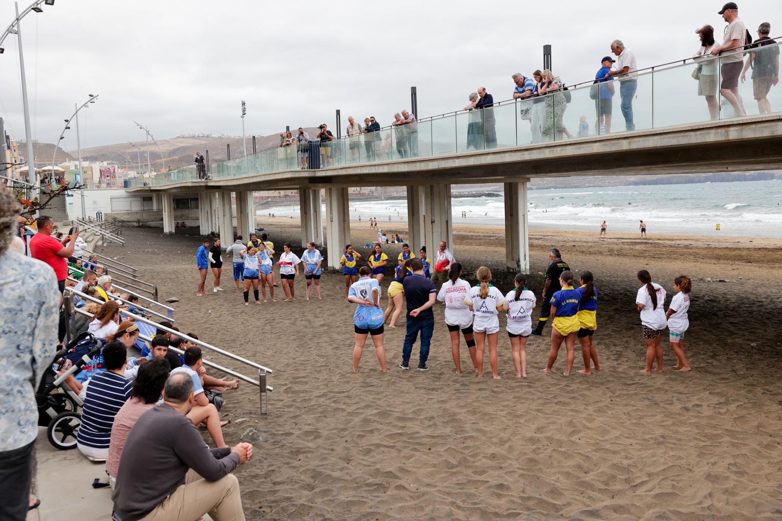 La lucha canaria se exhibe en Las Canteras