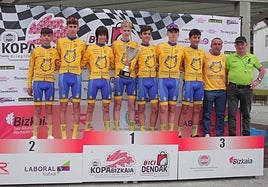 El equipo grancanario posa, orgulloso, en el podio de tierras vascas.