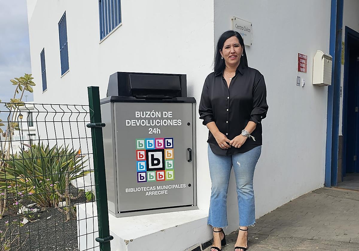 Concejala ante el nuevo buzón.