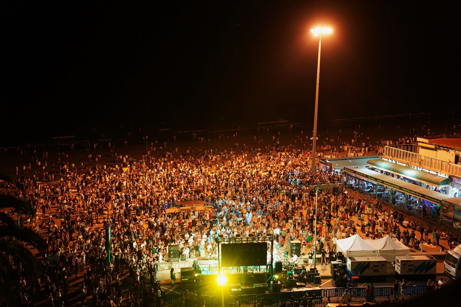 Música, buen ambiente y fuegos artificiales por San Juan en Playa del lnglés