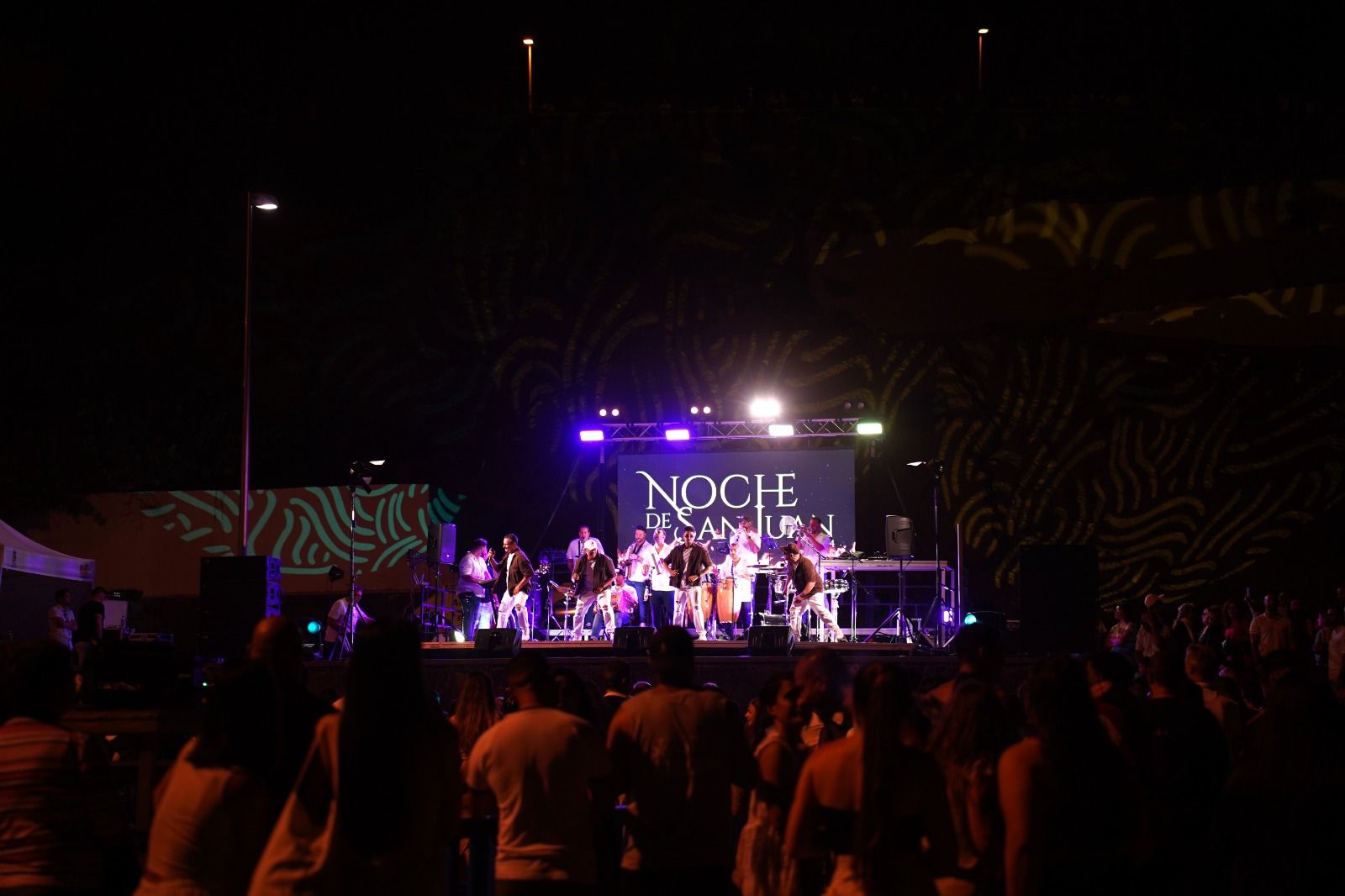Música, buen ambiente y fuegos artificiales por San Juan en Playa del lnglés