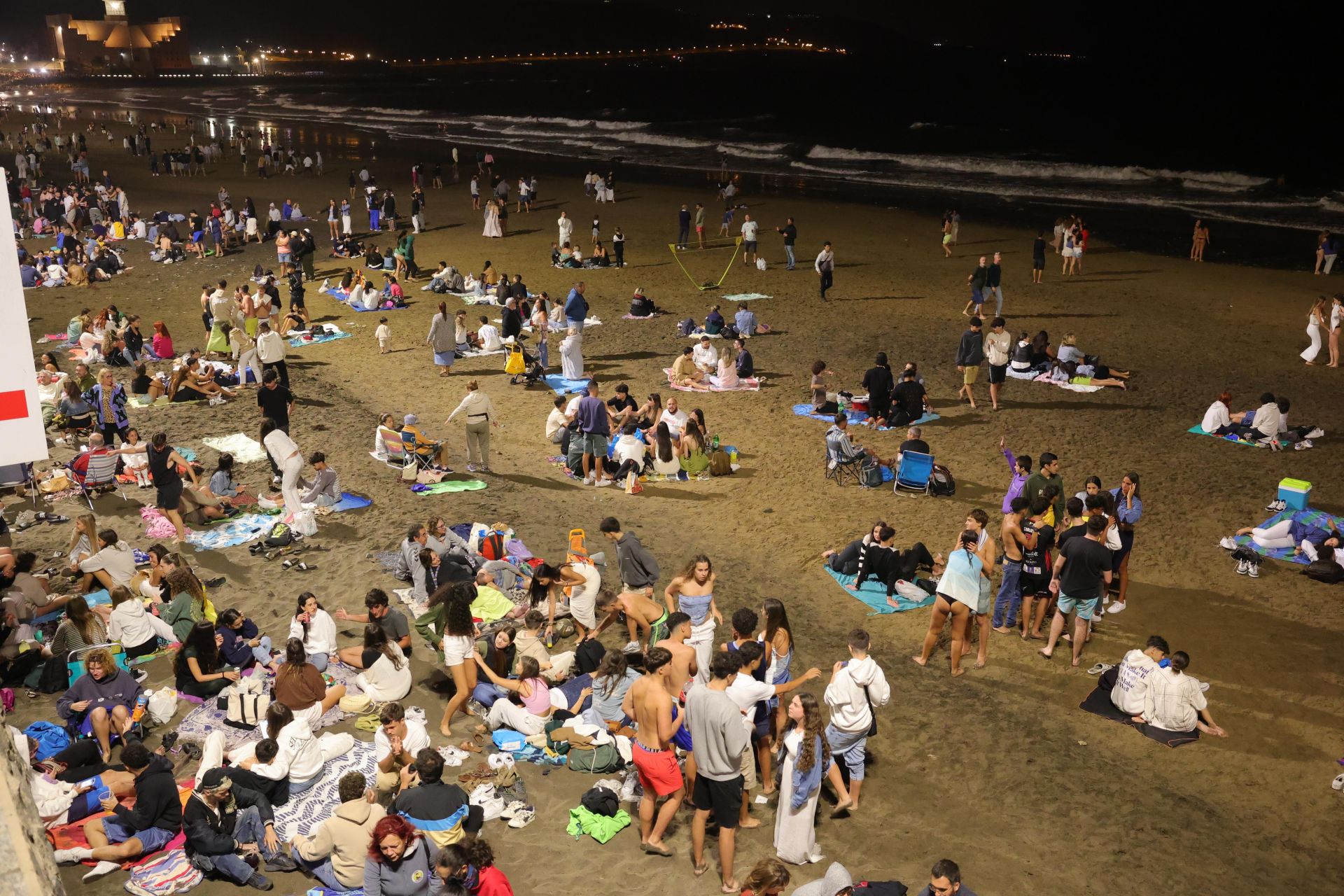 Los fuegos de San Juan alumbran Las Canteras, en imágenes