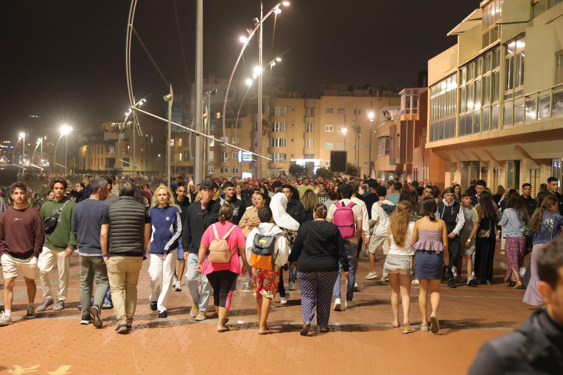 Los fuegos de San Juan alumbran Las Canteras, en imágenes