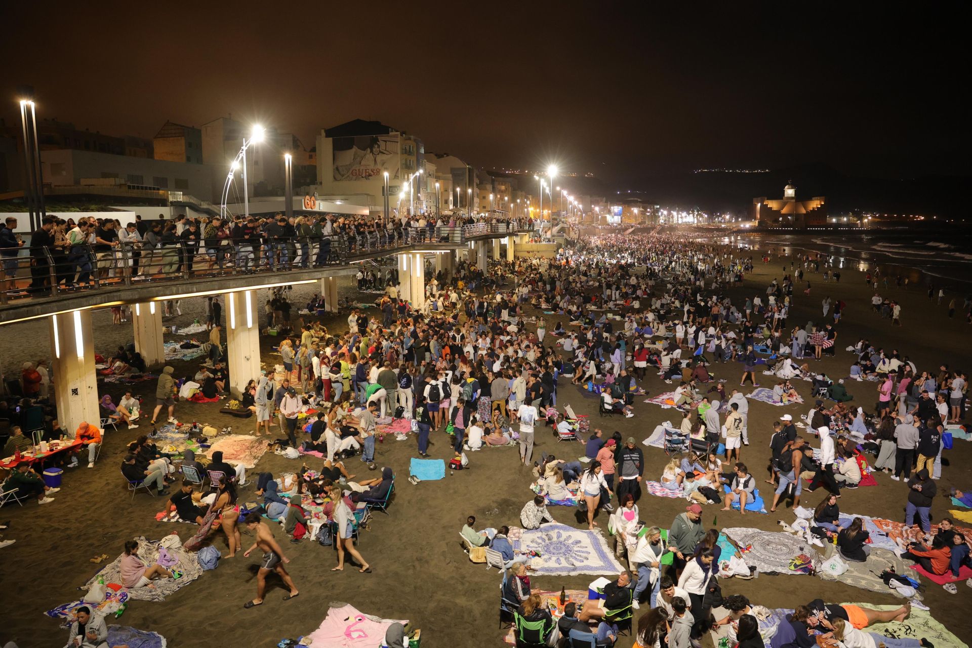 Los fuegos de San Juan alumbran Las Canteras, en imágenes