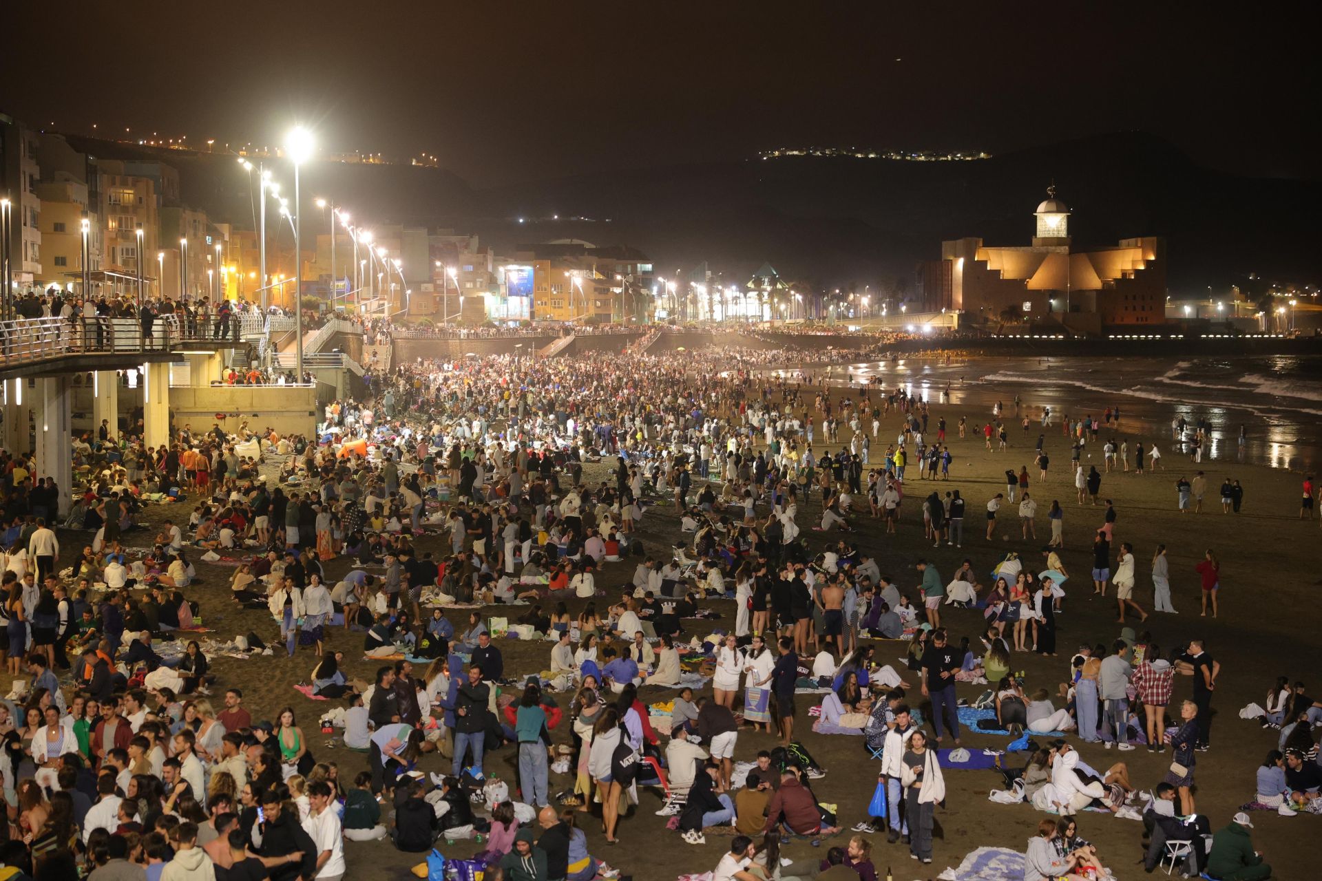 Los fuegos de San Juan alumbran Las Canteras, en imágenes