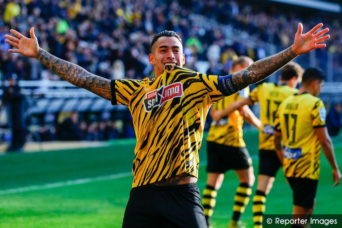 Araujo celebra un gol con el AEK Atenas.