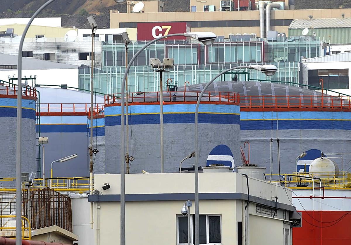 Imagen de depósitos de combustible en el puerto de Las Palmas.