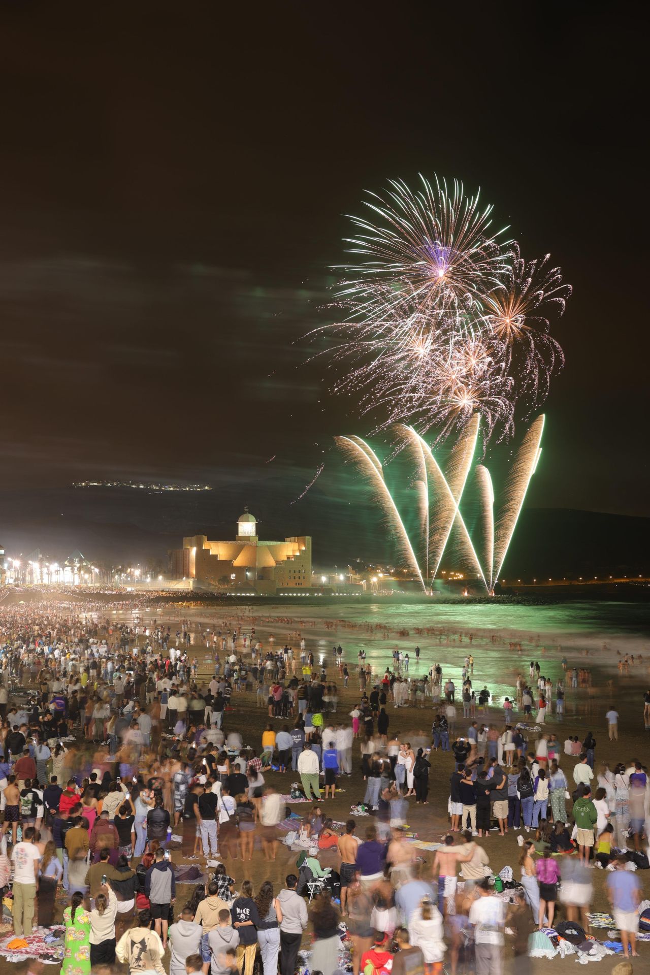 Los fuegos de San Juan alumbran Las Canteras, en imágenes