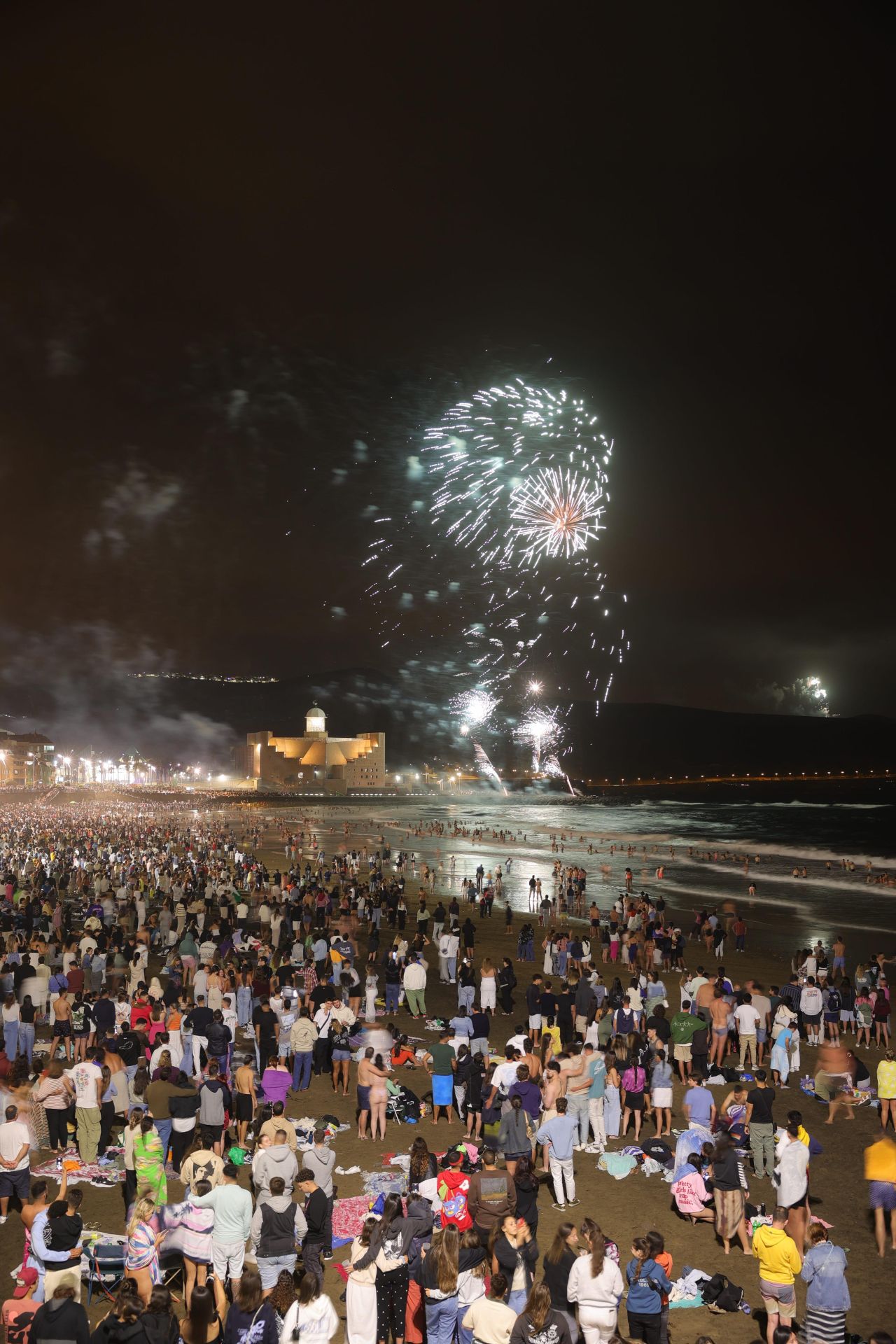 Los fuegos de San Juan alumbran Las Canteras, en imágenes
