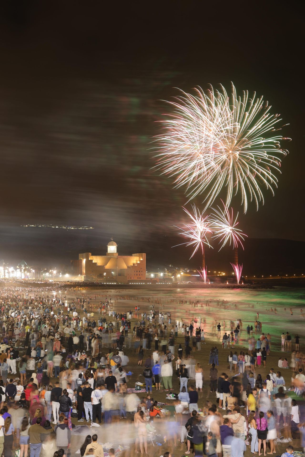 Los fuegos de San Juan alumbran Las Canteras, en imágenes
