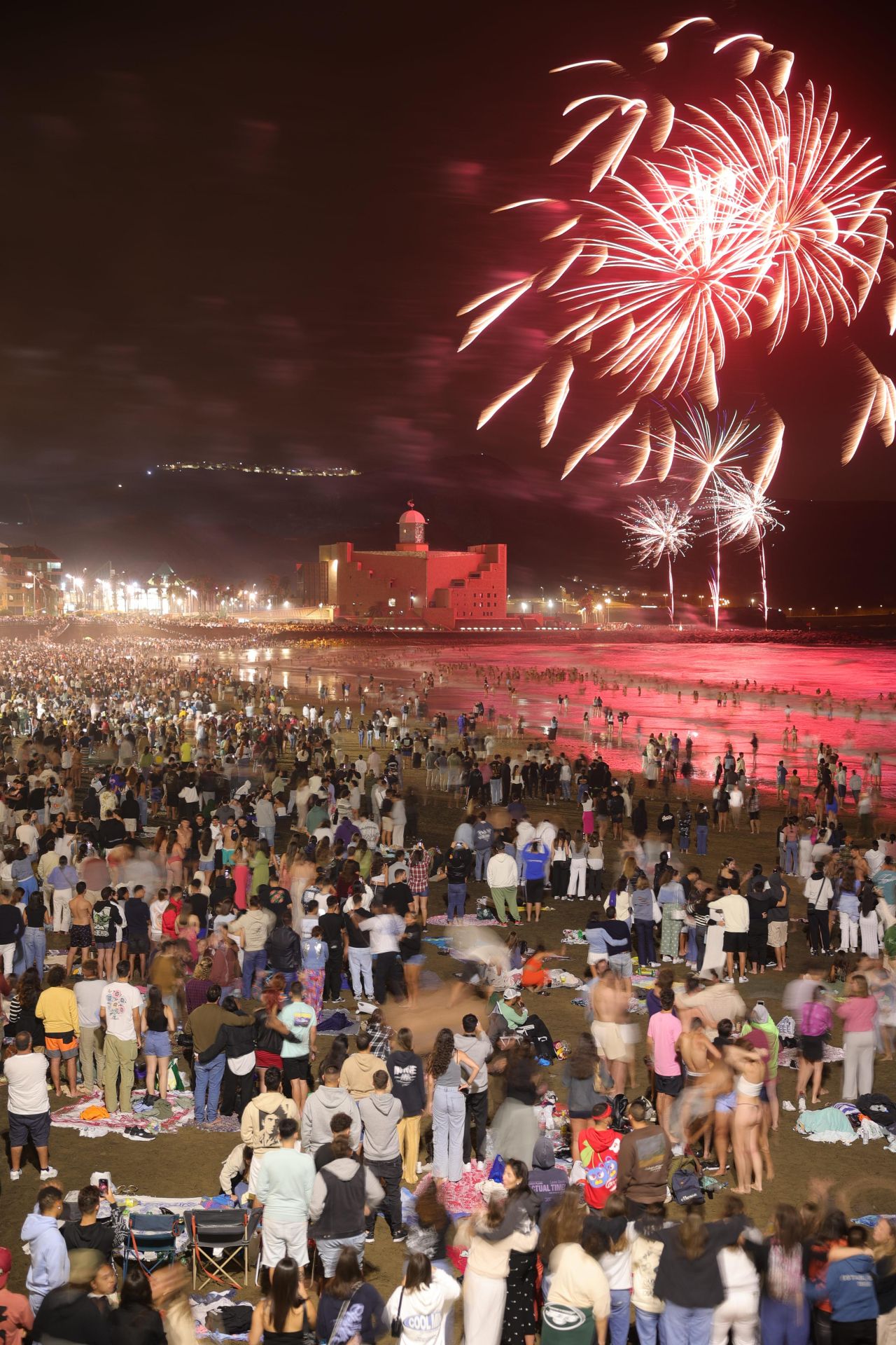 Los fuegos de San Juan alumbran Las Canteras, en imágenes