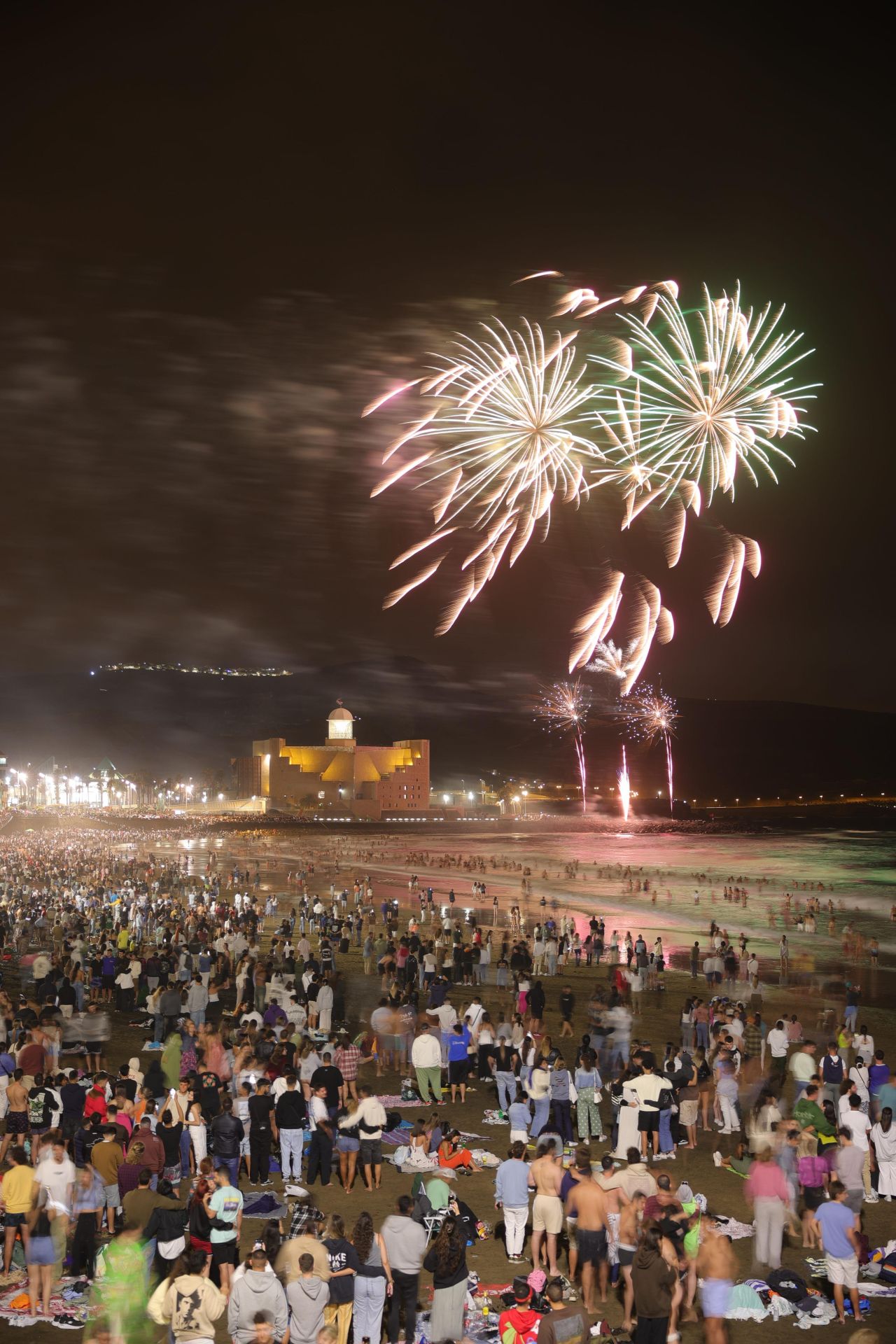 Los fuegos de San Juan alumbran Las Canteras, en imágenes