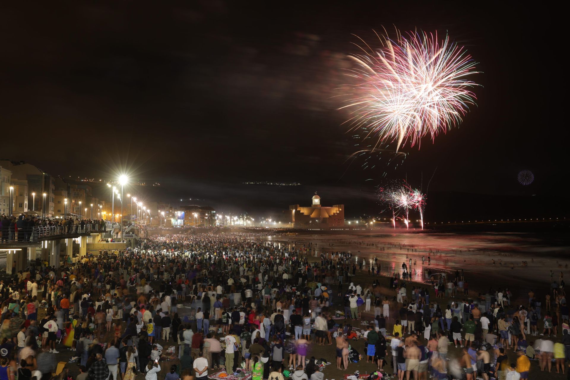 Los fuegos de San Juan alumbran Las Canteras, en imágenes