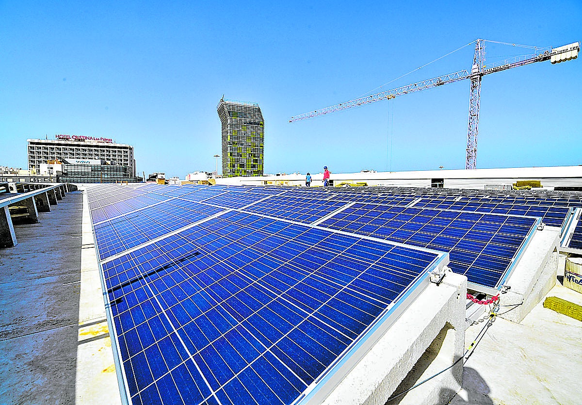 Imagen de los paneles solares instalados en la cubierta de una empresa privada de la capital grancanaria.