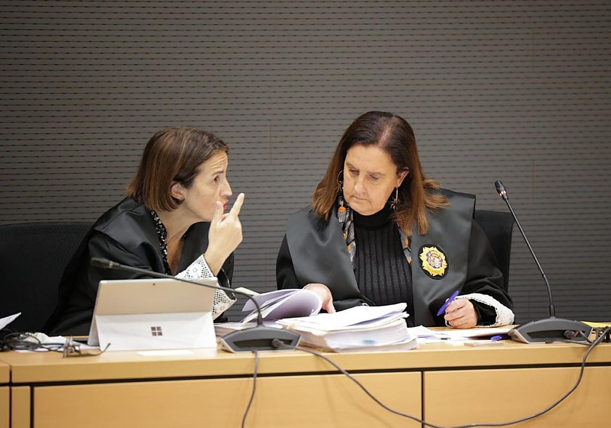 La ponente Pilar Verástegui, a la izquierda, y la presidenta Pilar Parejo, a la derecha.