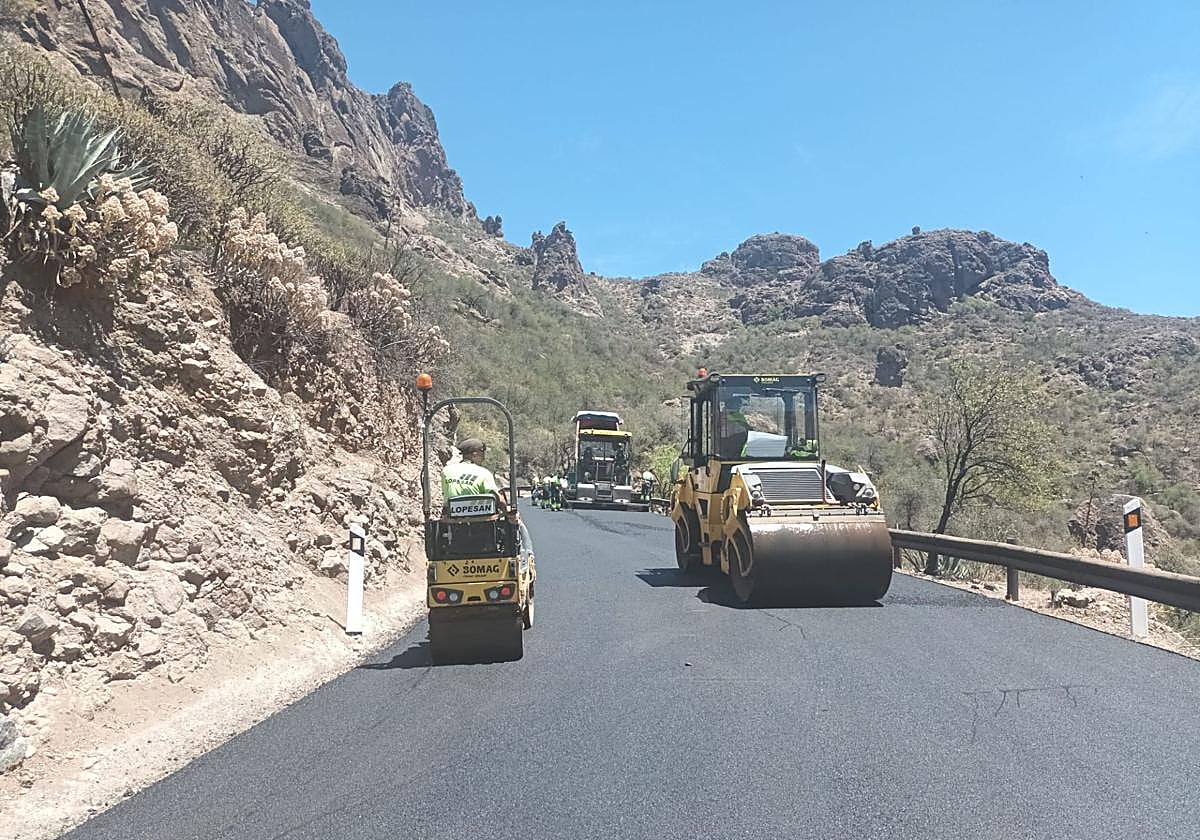 Imagen de archivo de trabajos de asfaltado en una carretera de las cumbres.