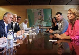 El ministro de Política Territorial, Ángel Víctor Torres, y el presidente de Canarias, Fernando Clavijo, durante las reuniones celebradas ayer con los grupos parlamentarios en Madrid.