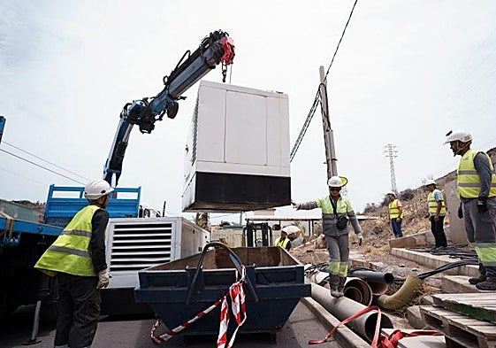 Imagen de operarios trabajando en la descarga de un grupo electrógeno para la recuperación del suministro de luz en La Gomera, durante el cero energético registrado el año pasado en la isla.